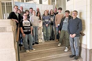 Gruppenfoto Mitarbeiterinnen und Mitarbeiter BK und Schulklasse.