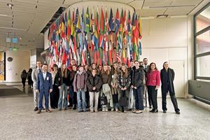 Gruppenfoto UN Grace, BAK und Schulklasse.