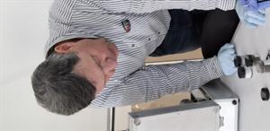 Schülerin sichert Spuren.