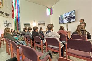 Schulklasse beim Cobra-Vortrag.