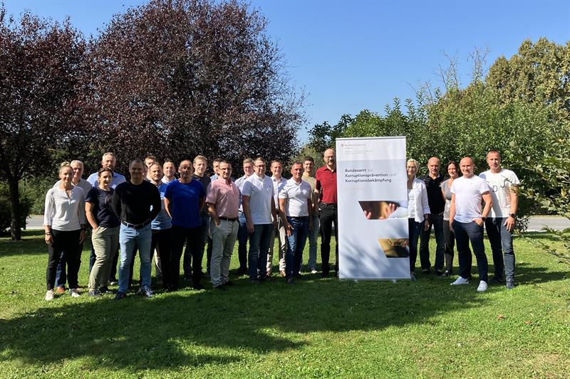 Foto zu Artikel: Neue Absolventinnen und Absolventen des Fortbildungslehrgangs "Korruptionsprävention und -bekämpfung