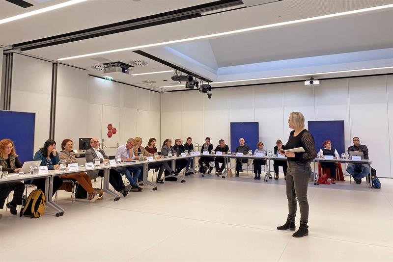 Vortragende Person vor Teilnehmerinnen- und Teilnehmergruppe.