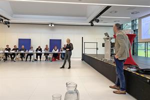 Vortragende Personen vor Teilnehmerinnen- und Teilnehmergruppe.