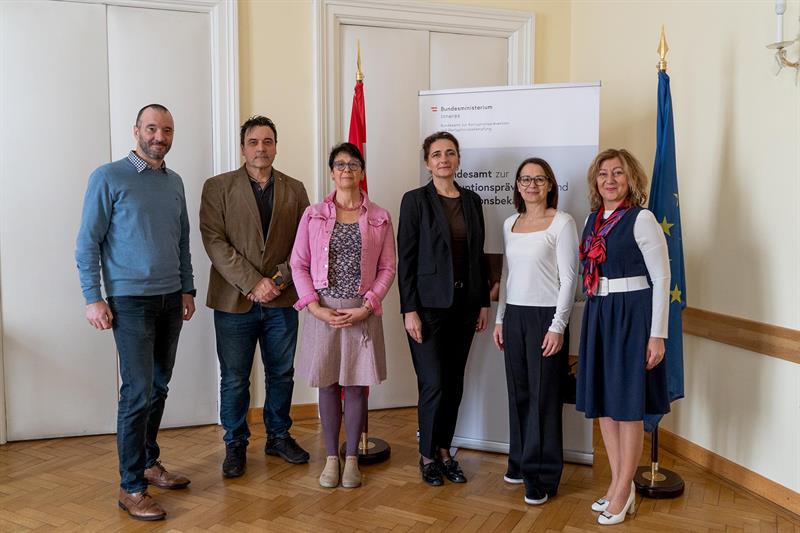 NVSZ and BAK representatives.