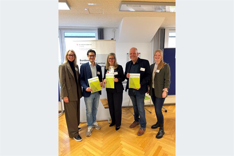 Von li. n. r.: Daniela Hatzl (Abteilungsleiterin, BAK), Otto Kerbl (Direktor, BAK), Astrid Holzer (Direktorin, VBS Floridsdorf), Jörg Hopfgartner (Direktor, BHAK Wien 10), Projektmitarbeiterin (BAK).