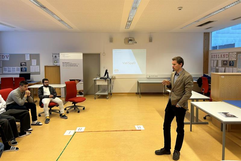 BAK-Vortragender vor Klasse.