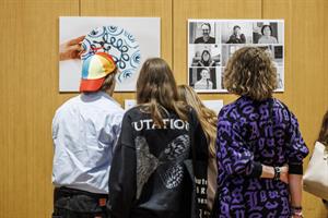 Schülerinnen und Schüler bei der Fotoausstellung im Rahmen der Abschlussveranstaltung.