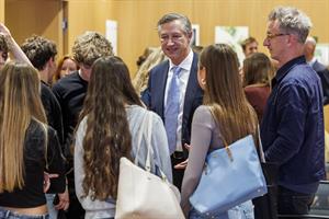 Sektionschef Mathias Vogl im Austausch mit Schülerinnen, Schülern und Lehrkräften.