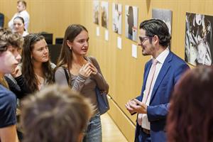 Direktor Otto Kerbl im Austausch mit Schülerinnen, Schülern und Lehrkräften.