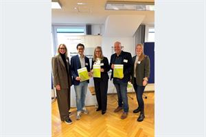 Von li. n. r.: Daniela Hatzl (Abteilungsleiterin, BAK), Otto Kerbl (Direktor, BAK), Astrid Holzer (Direktorin, VBS Floridsdorf), Jörg Hopfgartner (Direktor, BHAK Wien 10), Projektmitarbeiterin (BAK).