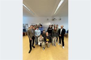 Gruppenfoto Klasse und BAK-Mitarbeiter.