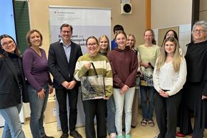 Laura Nikita Schwarzl (TI-Austria), Carina Weber (Bezirksinspektorin Zwettl), Johannes Gsellmann (BAK), Schülerinnen und Schüler der BHAK Zwettl, Martina Dorfinger (Direktorin BHAK Zwettl).