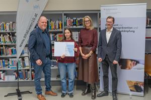 v. li. n. re.: Jörg Hopfgartner (Direktor BHAK Wien 10), Hilal Akyol (Schülerin BHAK Wien 10), Daniela Hatzl (Leiterin der Abteilung 2 im BAK), Johannes Gsellmann (BAK)