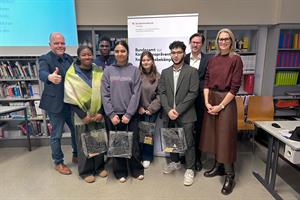 v. li. n. re.: Jörg Hopfgartner (Direktor BHAK Wien 10), Gewinner:innen vom Aschlussquiz, Johannes Gsellmann (BAK), Daniela Hatzl (Leiterin der Abteilung 2 im BAK)