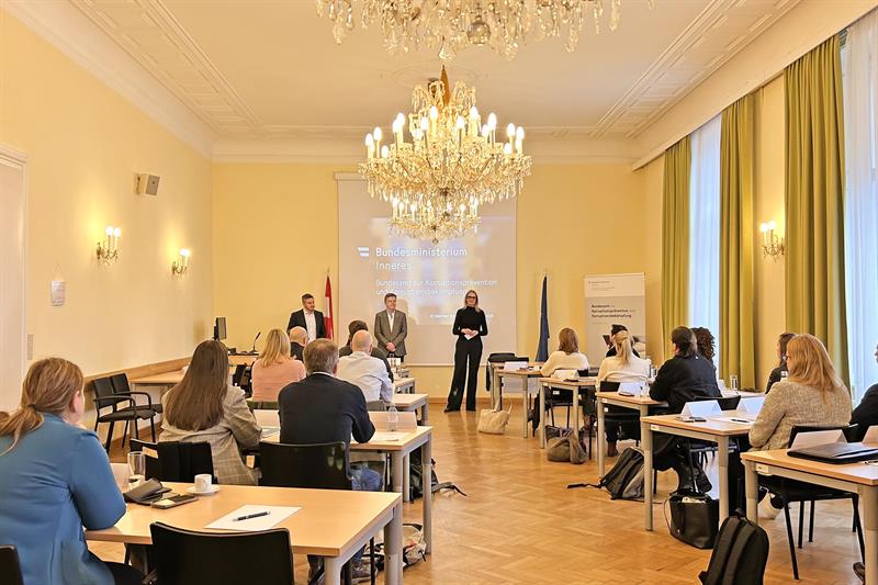 Führungskräfte des BMI beim Vortrag.